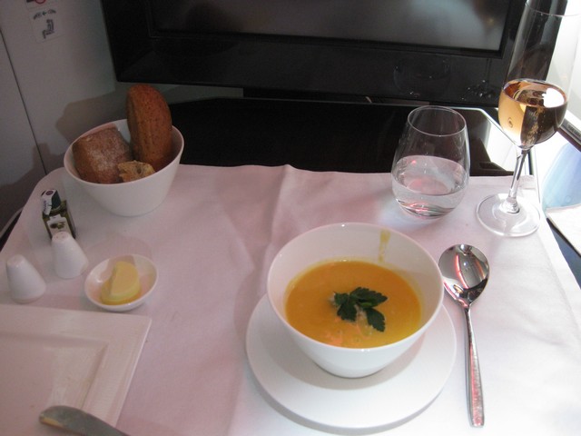 Abendessen (Suppe) Business-Class / QR301 HEL-DOH