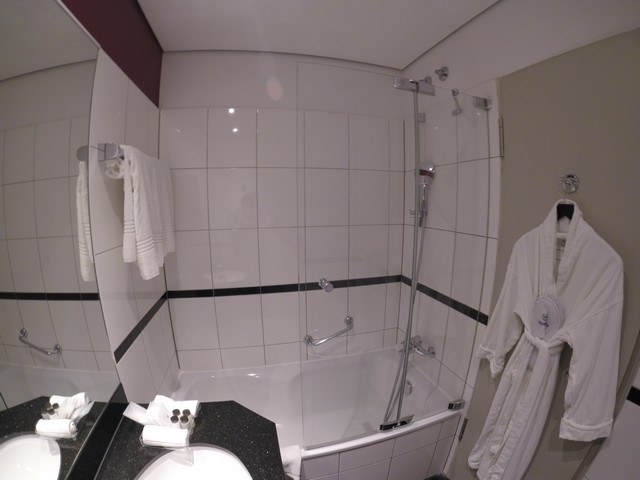 Badezimmer eines Clubzimmer im Sheraton Düsseldorf Airport