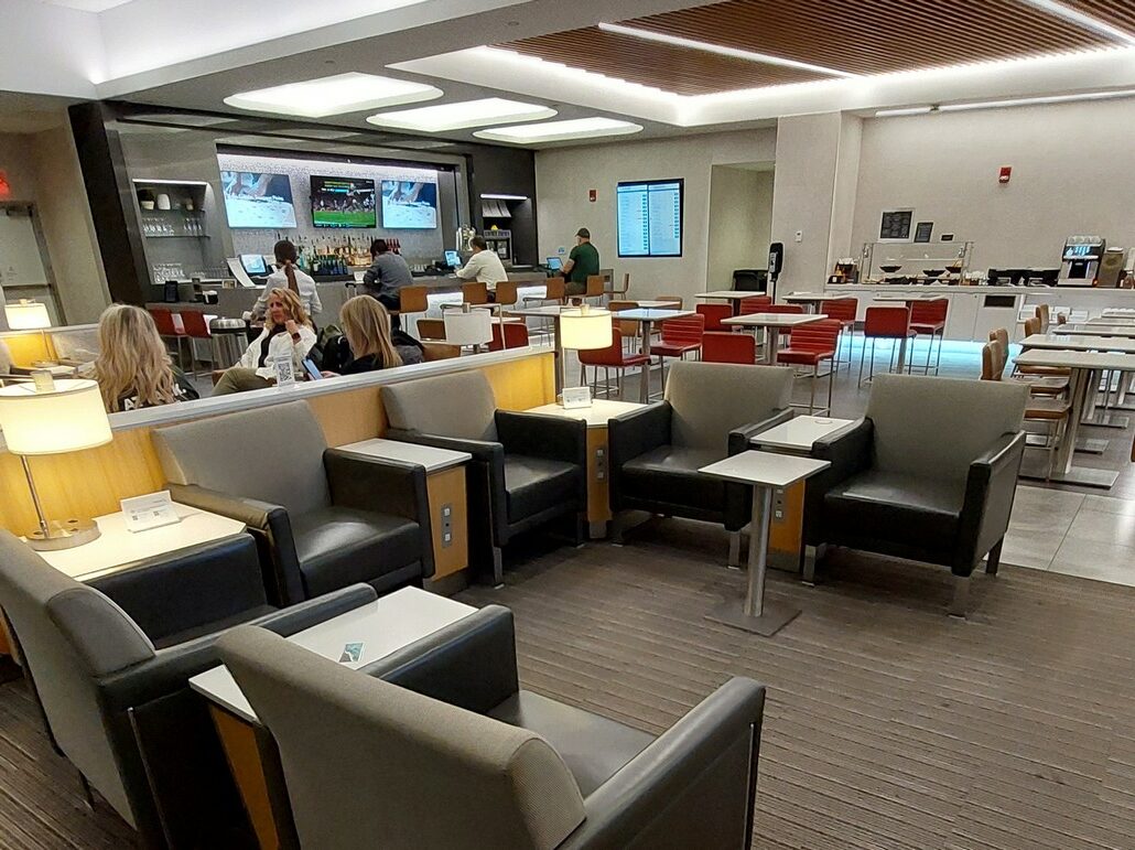 Bar im American Airlines Admirals Club in Boston